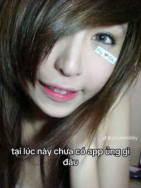 Ngoại hình của cô nàng cực kì "trendy" với mái tóc cắt kiểu sư tử, đánh son hồng, đeo len cùng lối selfie để điện thoại góc từ trên xuống.