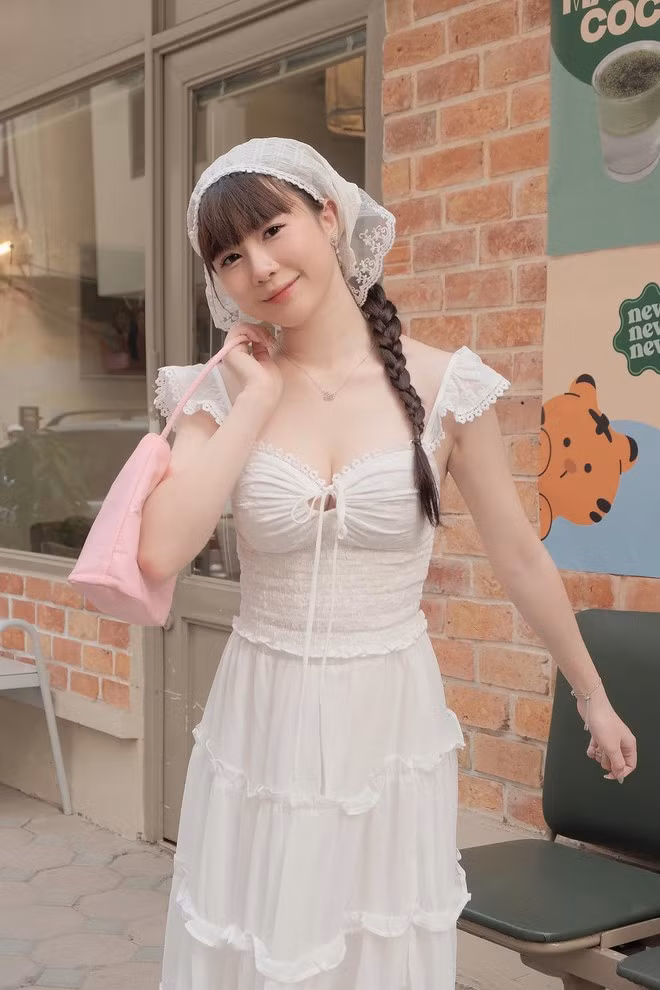 Từng là một phần của "nhóm hot teen" đình đám một thời cùng với Linh Ka, Long Hoàng, Long Bi, nàng hot teen Chi Bé bất ngờ rút lui khỏi mọi hoạt động để kết hôn, sinh con ở tuổi 18.