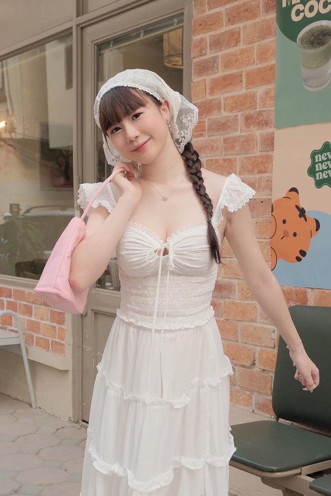 Từng là một phần của "nhóm hot teen" đình đám một thời cùng với Linh Ka, Long Hoàng, Long Bi, nàng hot teen Chi Bé bất ngờ rút lui khỏi mọi hoạt động để kết hôn, sinh con ở tuổi 18.