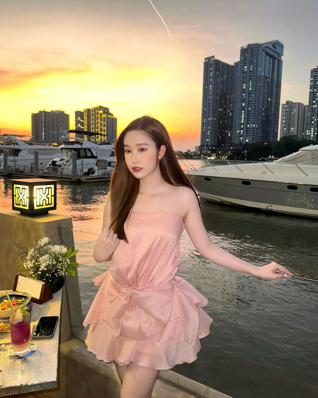 Cô nàng sở hữu vẻ ngoài ngọt ngào gây thương nhớ pha lẫn nét tinh nghịch.