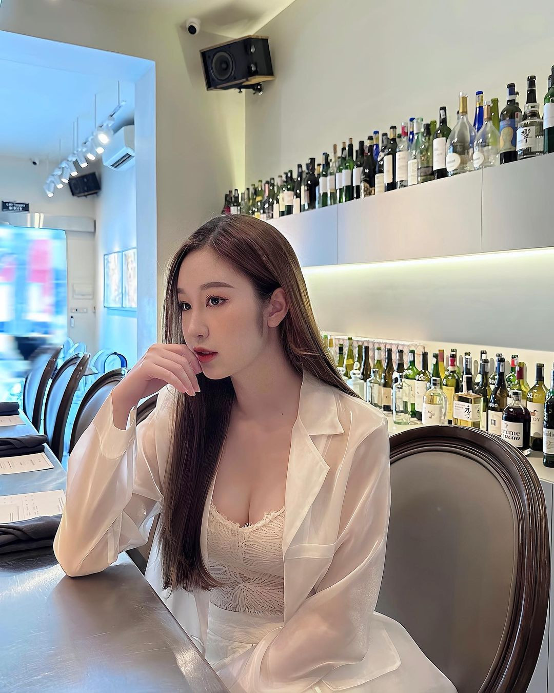 Bên ngoài, cô nàng theo đuổi phong cách thời trang sang chảnh, nữ tính.