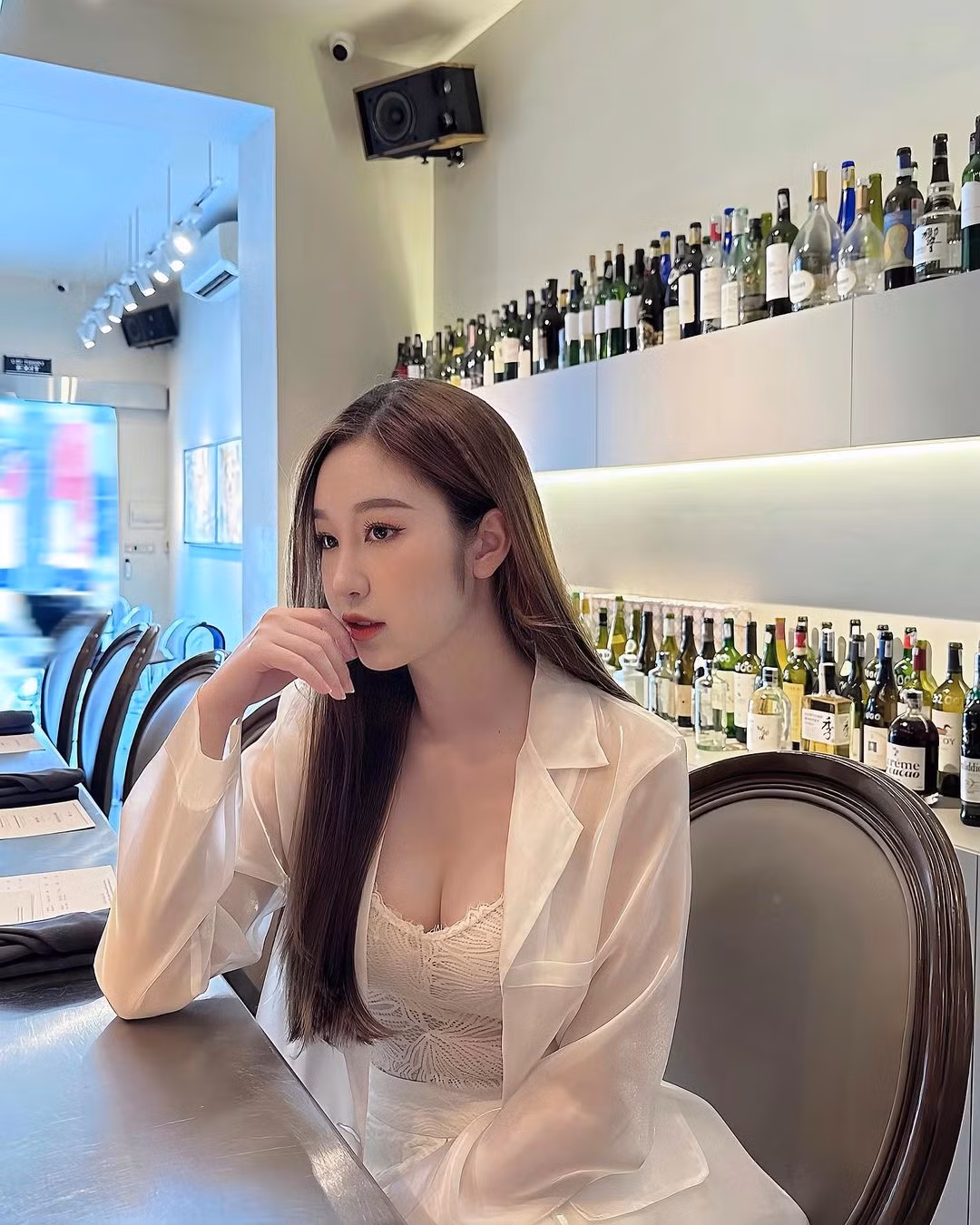 Bên ngoài, cô nàng theo đuổi phong cách thời trang sang chảnh, nữ tính.