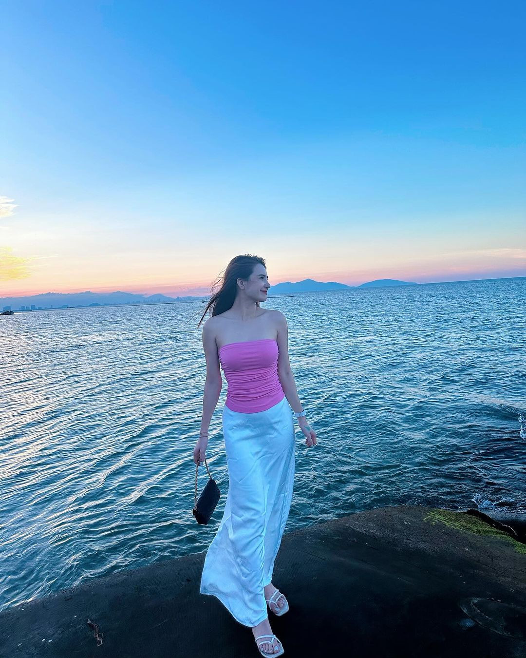 Tuy nhiên, đường tình yêu của em gái Công Vinh lại khá lận đận. Cô từng trải qua một lần đổ vỡ và cuộc hôn nhân này chỉ kéo dài 1 năm. Năm 2015, Khánh Chi ly hôn sau khi sinh con gái được 1 tháng.