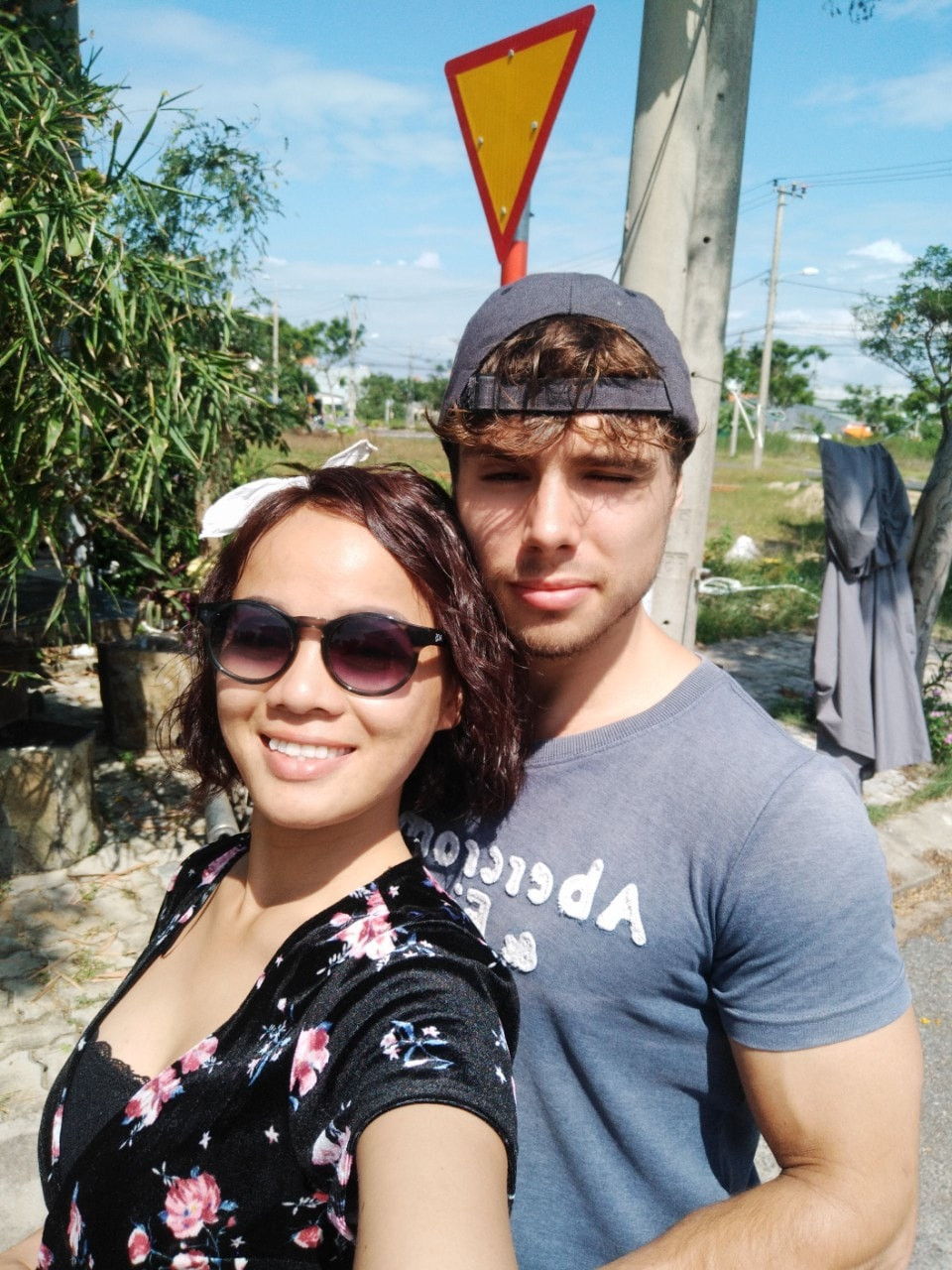 Cô giáo dạy tiếng Việt này nhanh chóng phải lòng cậu học sinh của mình, thế nhưng lúc này Pim đang phải lòng một cô gái khác.