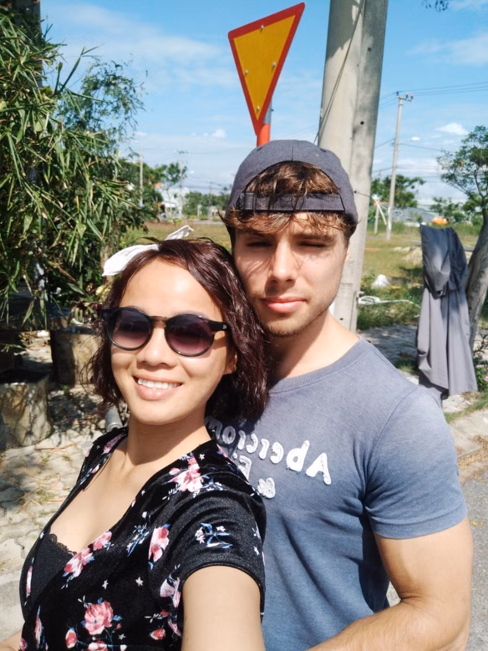 Cô giáo dạy tiếng Việt này nhanh chóng phải lòng cậu học sinh của mình, thế nhưng lúc này Pim đang phải lòng một cô gái khác.