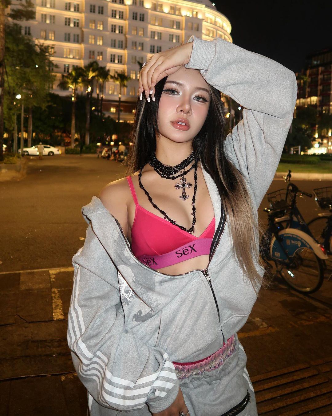 Set đồ thể thao trở nên quyến rũ với cách mix-match của cô nàng.