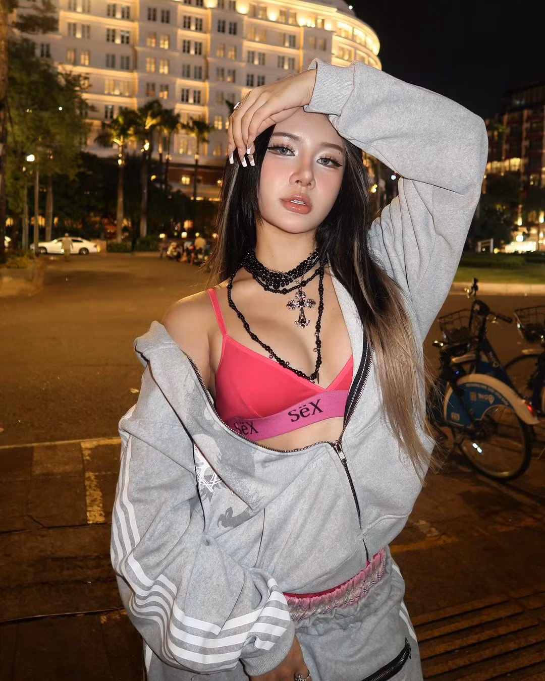 Set đồ thể thao trở nên quyến rũ với cách mix-match của cô nàng.