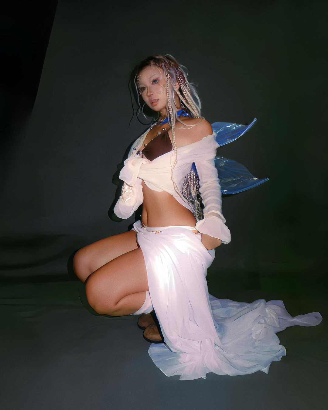 Cách kết hợp lạ mắt giữa phần nội y màu nâu cùng bộ cánh cầu kỳ khiến cô nàng nổi bật.