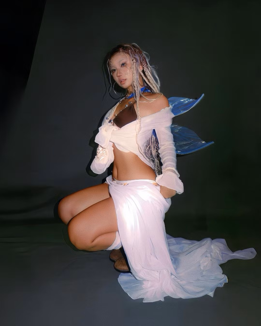 Cách kết hợp lạ mắt giữa phần nội y màu nâu cùng bộ cánh cầu kỳ khiến cô nàng nổi bật.