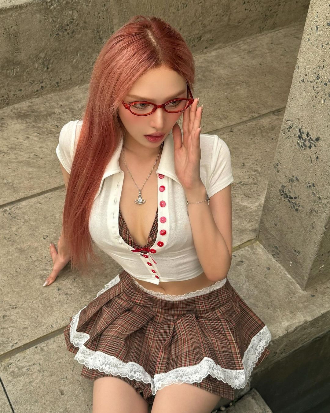 Phong cách ăn mặc của Xoài Non đậm chất Y2K (viết tắt từ cụm từ Year 2000 là một phong cách thời trang nổi bật từ thập niên 1990 và đầu những năm 2000).