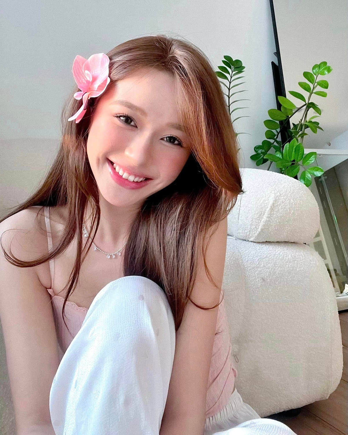 Nhan sắc của cô nàng khiến nhiều người xuýt xoa, đặc biệt nhiều bình luận cho rằng Thảo Trang có nhiều nét giống Doãn Hải My - vợ Đoàn Văn Hậu. Doãn Hải My từng lọt vào Top 10 Hoa hậu Việt Nam 2020.