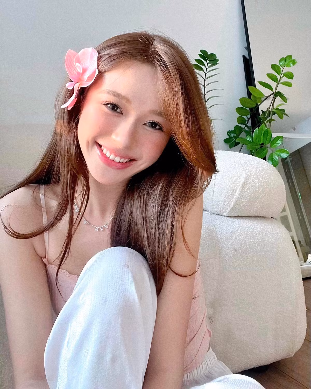 Nhan sắc của cô nàng khiến nhiều người xuýt xoa, đặc biệt nhiều bình luận cho rằng Thảo Trang có nhiều nét giống Doãn Hải My - vợ Đoàn Văn Hậu. Doãn Hải My từng lọt vào Top 10 Hoa hậu Việt Nam 2020.