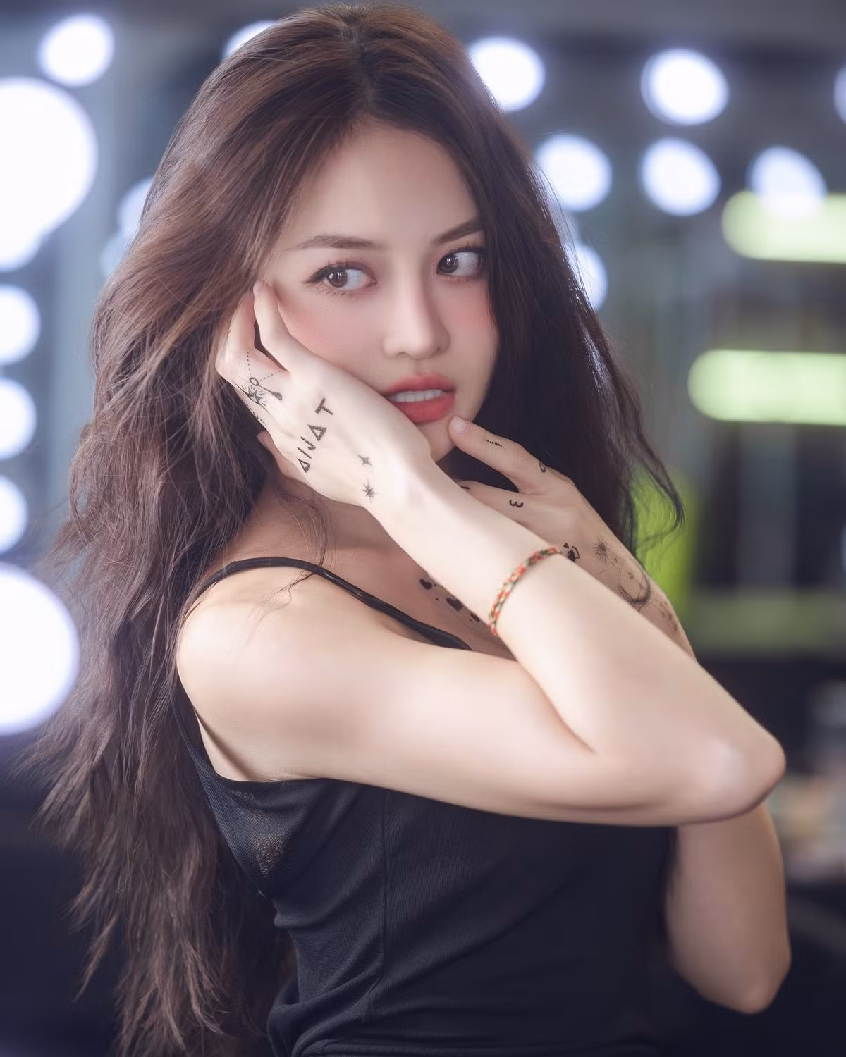 Cùng với loạt ảnh, Thùy Anh viết kèm dòng trạng thái: "Giả vờ ngầu".