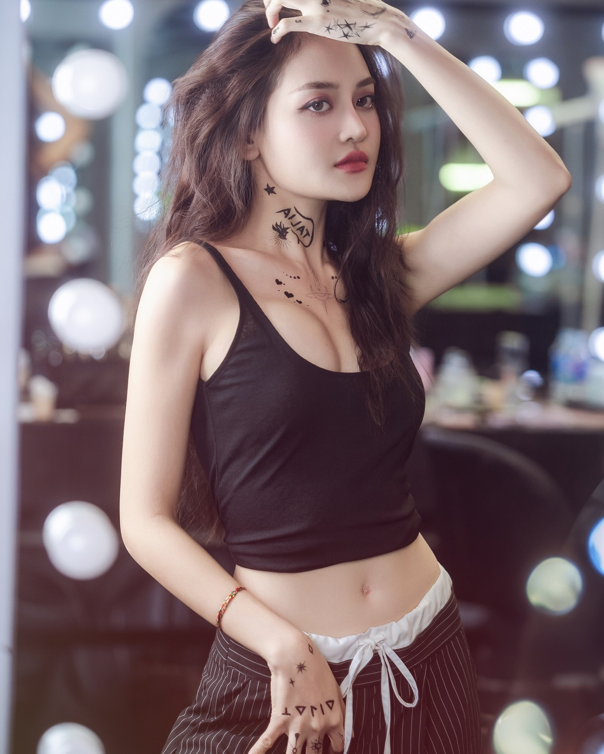 Dù chẳng lên đồ cầu kì nhưng trông Thùy Anh vẫn vô cùng cá tính.