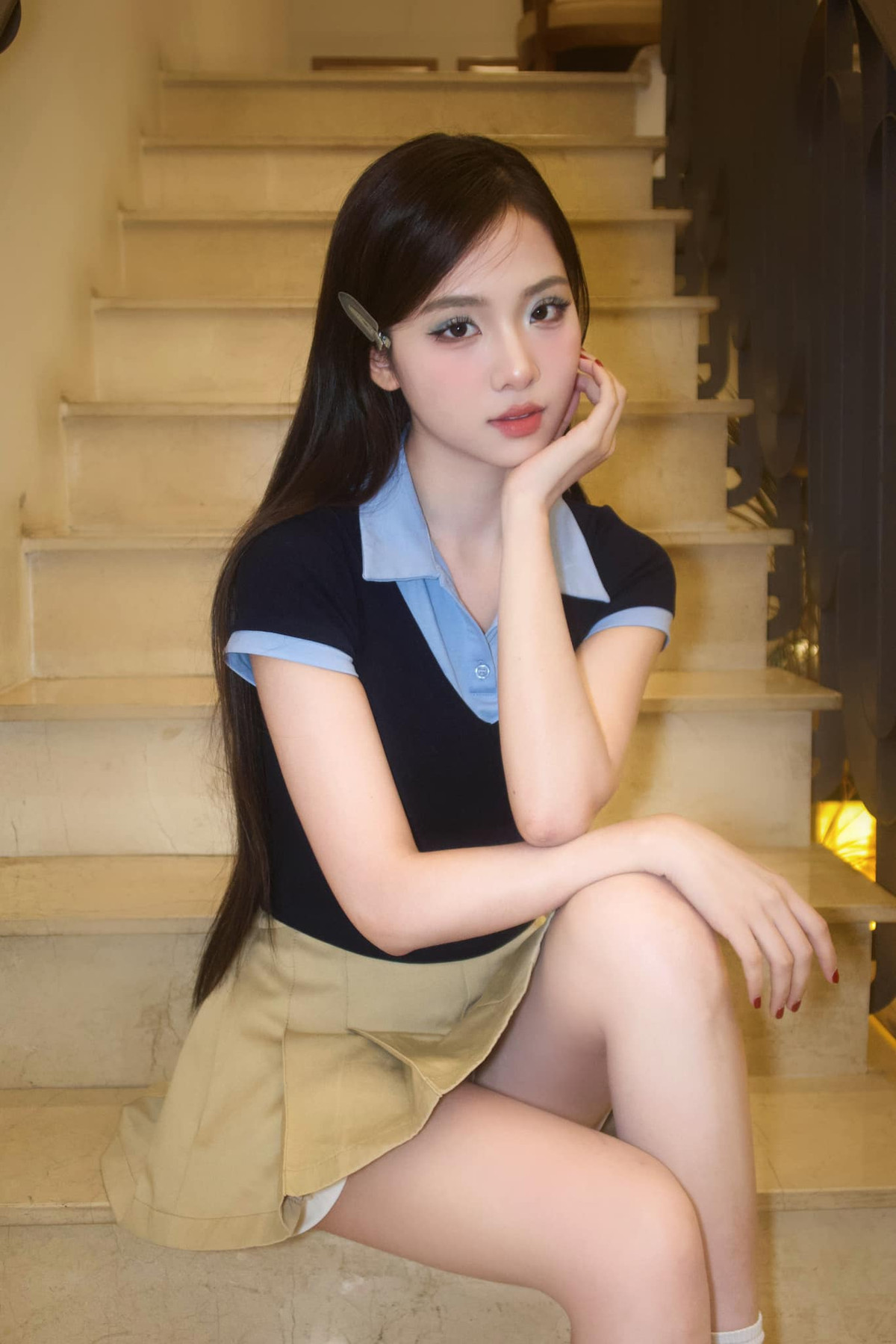 Trúc Linh sinh năm 2003, cô nàng từng theo học tại khoa Thanh nhạc, trường Cao đẳng Nghệ thuật Hà Nội.