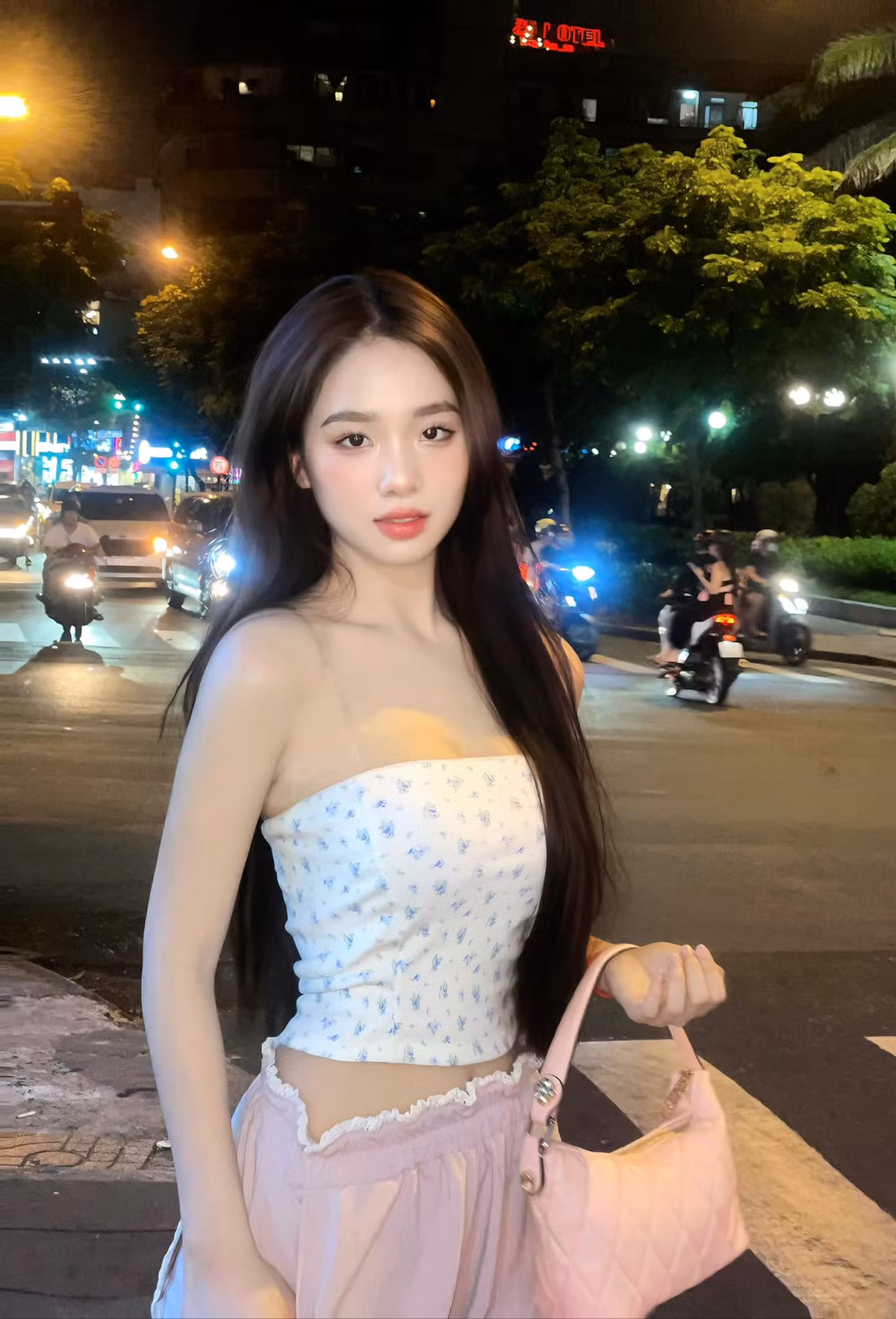 Ngay từ khi còn nhỏ, Ngô Trúc Linh đã bộc lộ niềm đam mê đối với âm nhạc, cô nàng quyết định theo đuổi con đường ca hát một cách nghiêm túc. Ngoài ca khúc "Bước nhẹ vào tim anh" với thành tích hơn 1 tỷ lượt xem trên Tiktok, cô nàng còn sở hữu ca khúc "Đừng hòng" với giai điệu nhẹ nhàng, đáng yêu cũng nhận được sự đón nhận rộng rãi của nhiều khán giả trẻ.