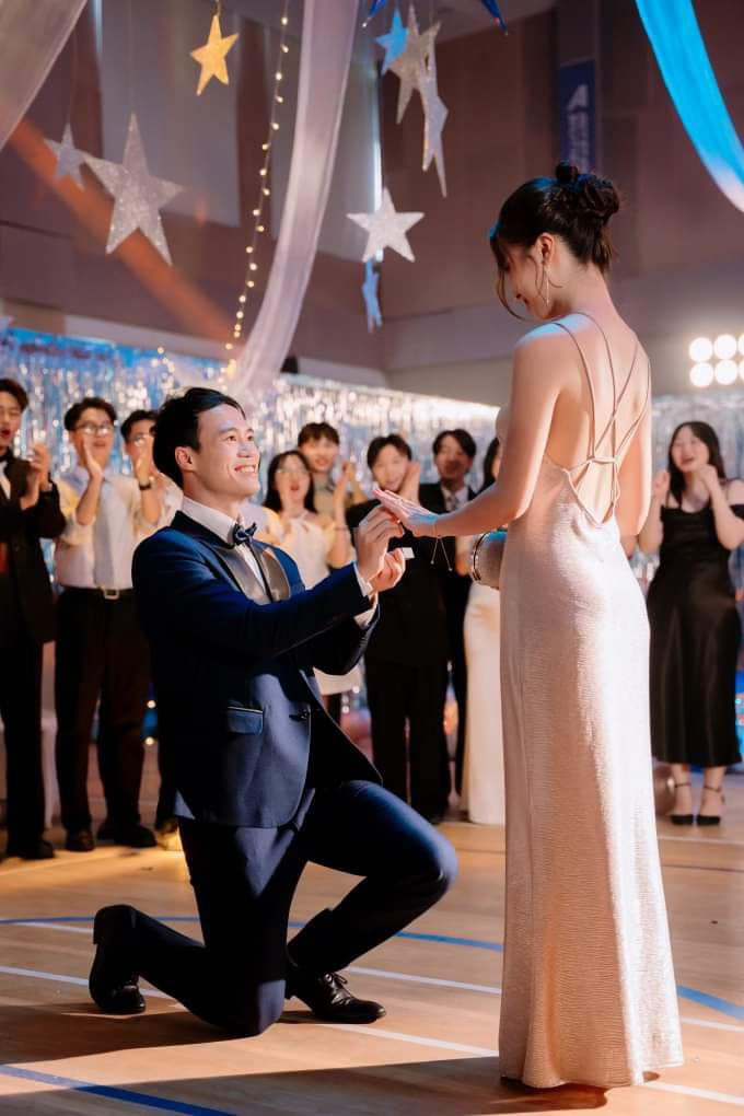 Tuy nhiên, thực chất đây là một phân cảnh trong MV ca nhạc mà Văn Toàn được mời làm cameo. Đây là lần đầu tiên Văn Toàn đóng MV và sắm vai một chàng trai cầu hôn một cô gái. Nhiều fan của anh chàng cảm thấy khá hụt hẫng vì đã bị "troll", người hâm mộ đều hi vọng Văn Toàn tìm thấy chân ái của cuộc đời mình.