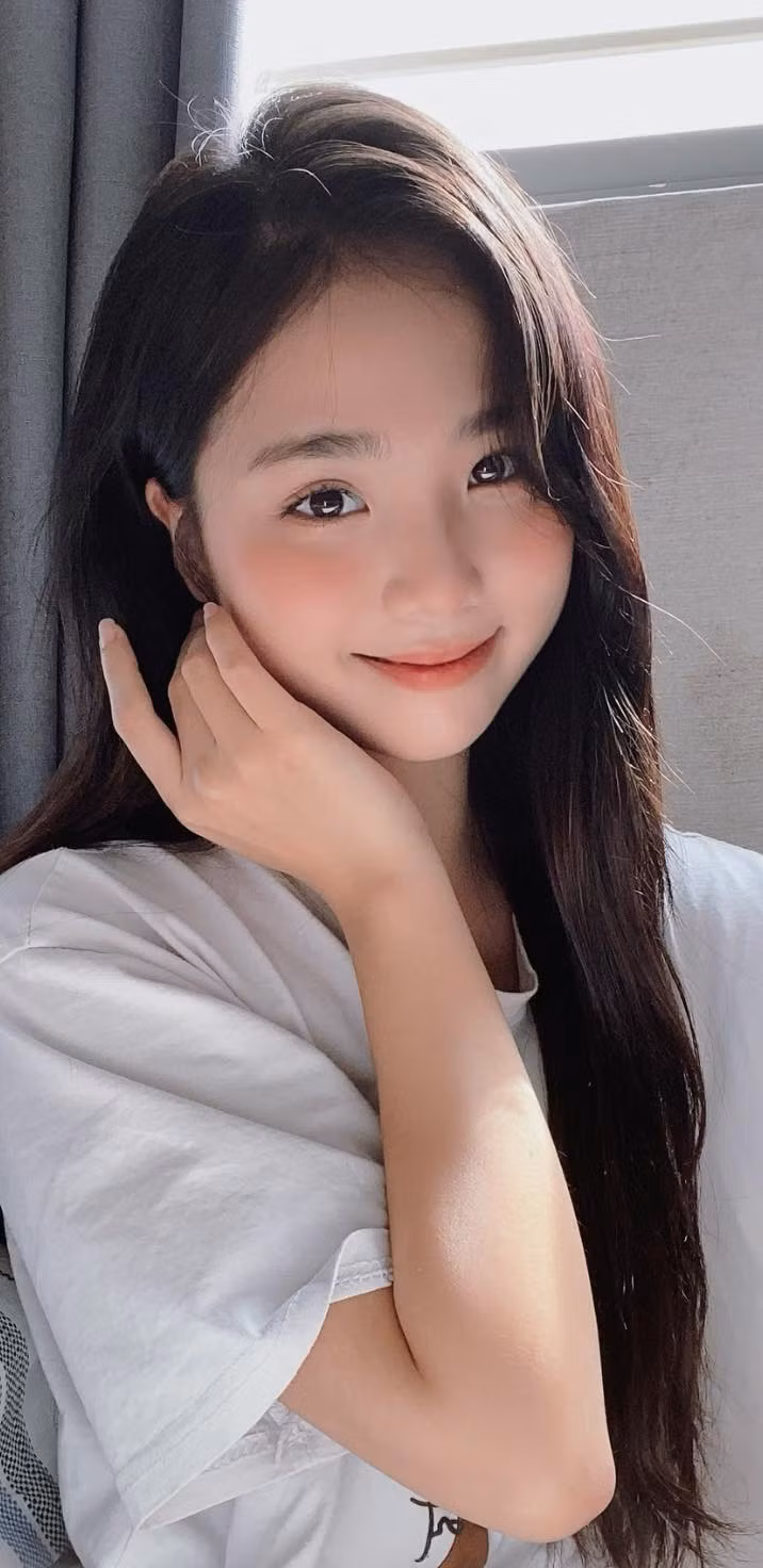 Đó là Ngô Trúc Linh - gái xinh được rất nhiều bạn trẻ biết đến với vai trò là một diễn viên, ca sĩ.