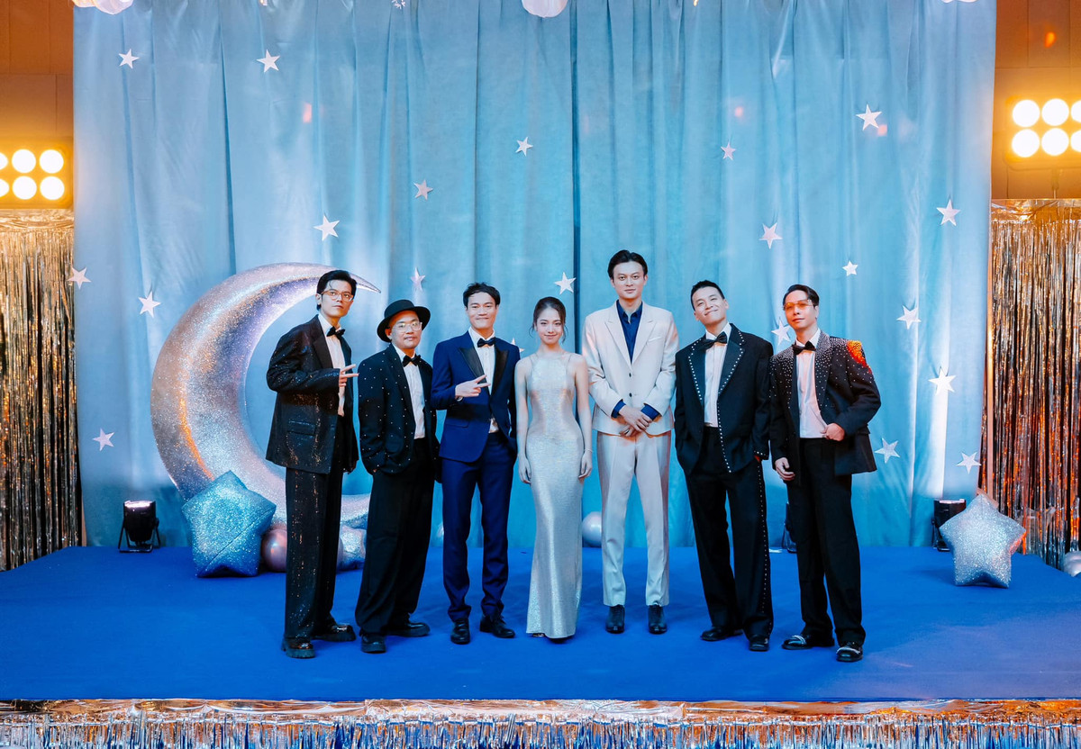 Nhiều người cũng đã chú ý đến nữ chính trong màn cầu hôn của tiền đạo người Hải Dương. Dù chỉ nhìn thấy bóng lưng của nữ chính, nhiều người đồn đoán đây hẳn là một cô gái rất xinh đẹp. Ngay lập tức, có người đã tìm ra danh tính của cô gái này.