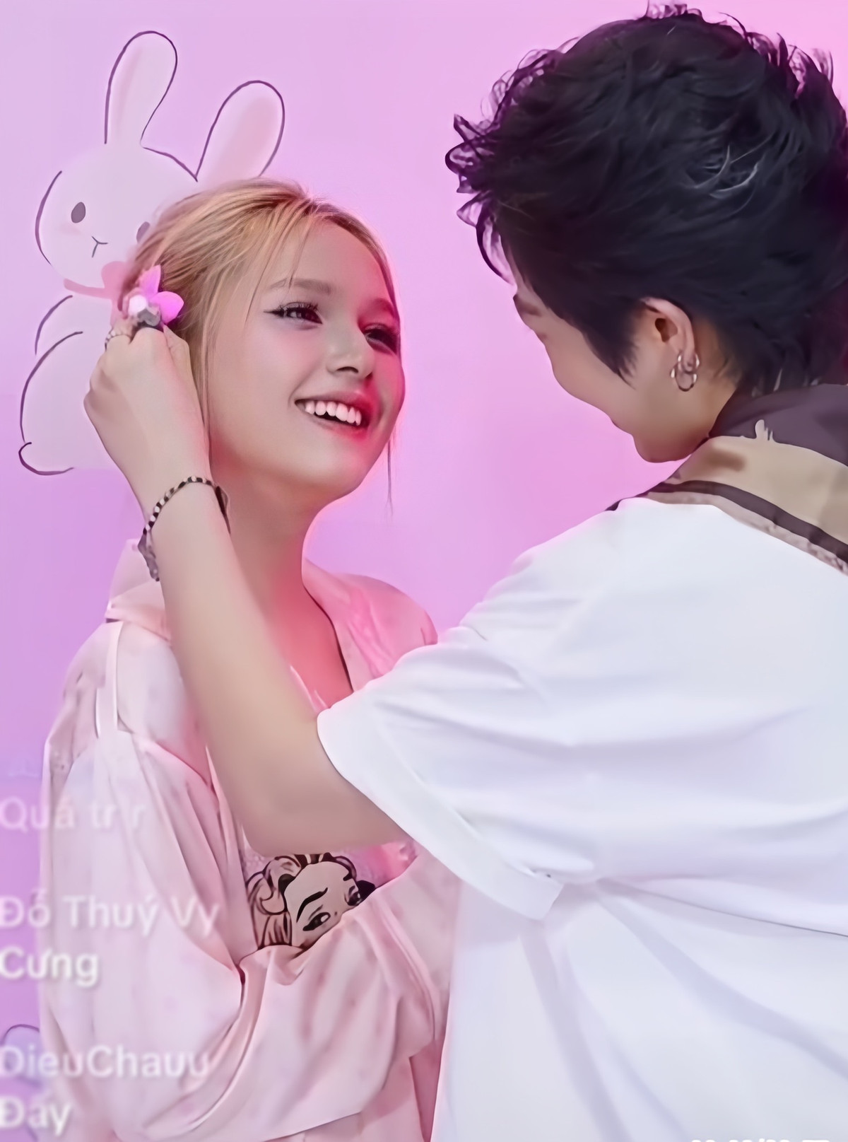 Cặp đôi không ngại trao nhau những hành động tình cảm trên livestream.