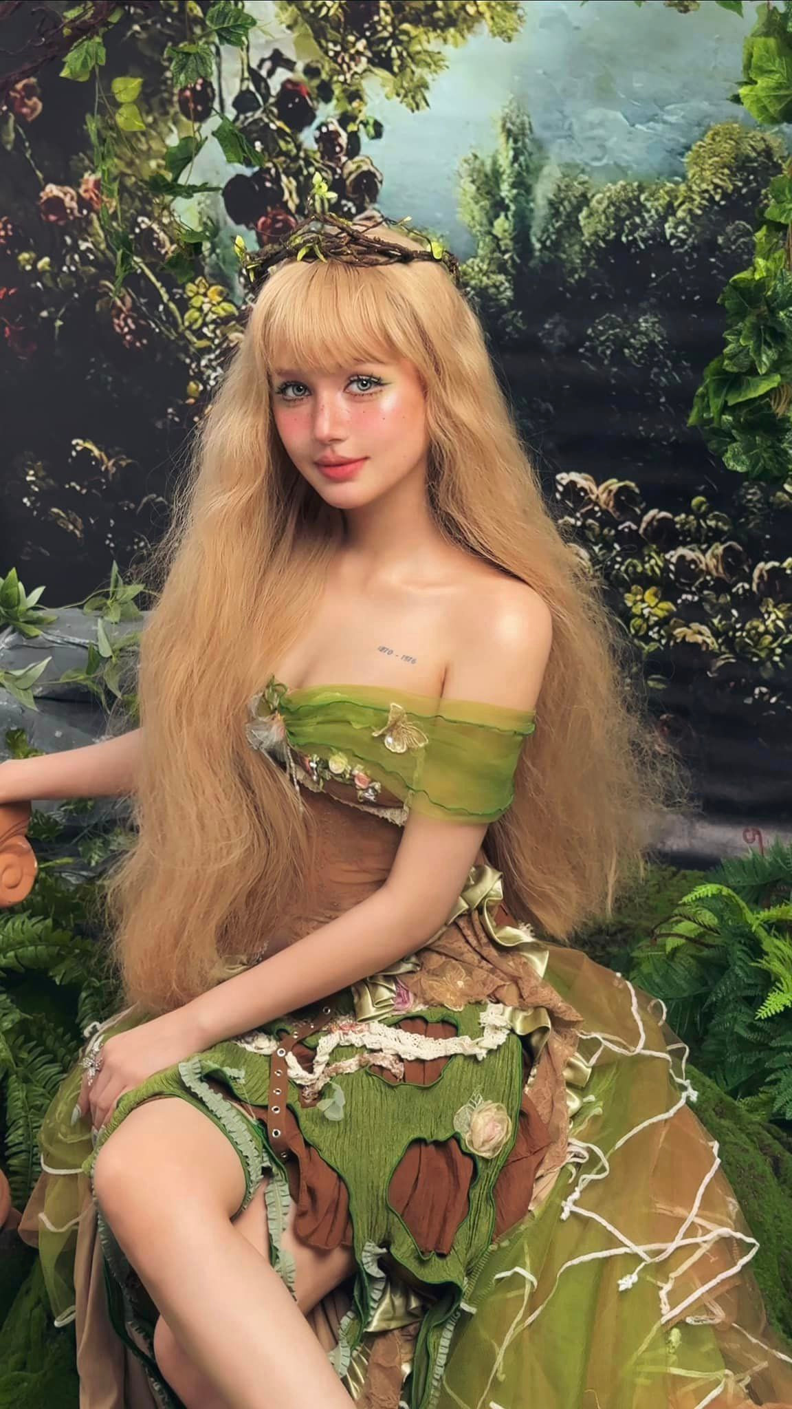 Xoài Non (Phạm Thùy Trang, sinh năm 2002) là hot girl đình đám trên MXH khi có hàng triệu người theo dõi trên các nền tảng MXH. Hồi giữa tháng 6 vừa qua, Xoài Non khiến dân tình xôn xao khi thông báo đã ly hôn Xemesis sau 6 năm yêu đương và hẹn hò.