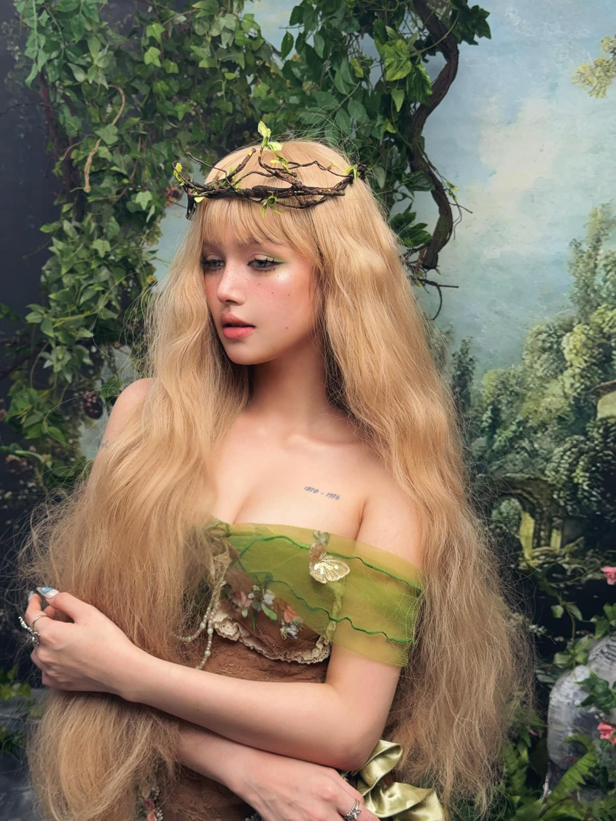 Sau khoảng thời gian "im hơi lặng tiếng" sau ly hôn, Xoài Non quay lại tập trung vào công việc, đồng thời thể hiện sự thân thiết với Gil Lê "hơn mức tình bạn".