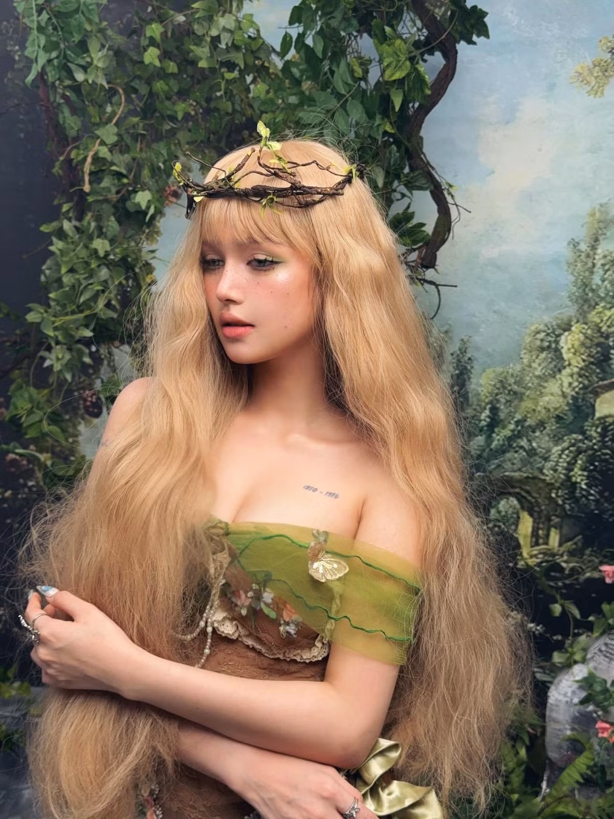 Sau khoảng thời gian "im hơi lặng tiếng" sau ly hôn, Xoài Non quay lại tập trung vào công việc, đồng thời thể hiện sự thân thiết với Gil Lê "hơn mức tình bạn".