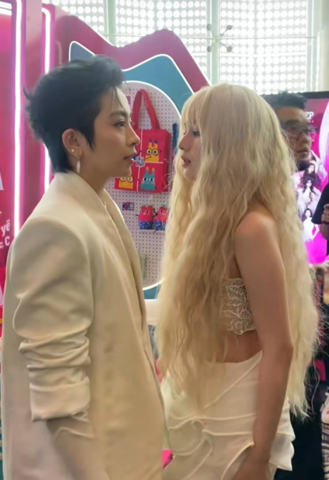 Sau khi tiến vào địa điểm diễn ra chương trình, cả hai vẫn không rời nhau nửa bước, liên tục thể hiện cử chỉ tình tứ, quan tâm nhau trước đông người.