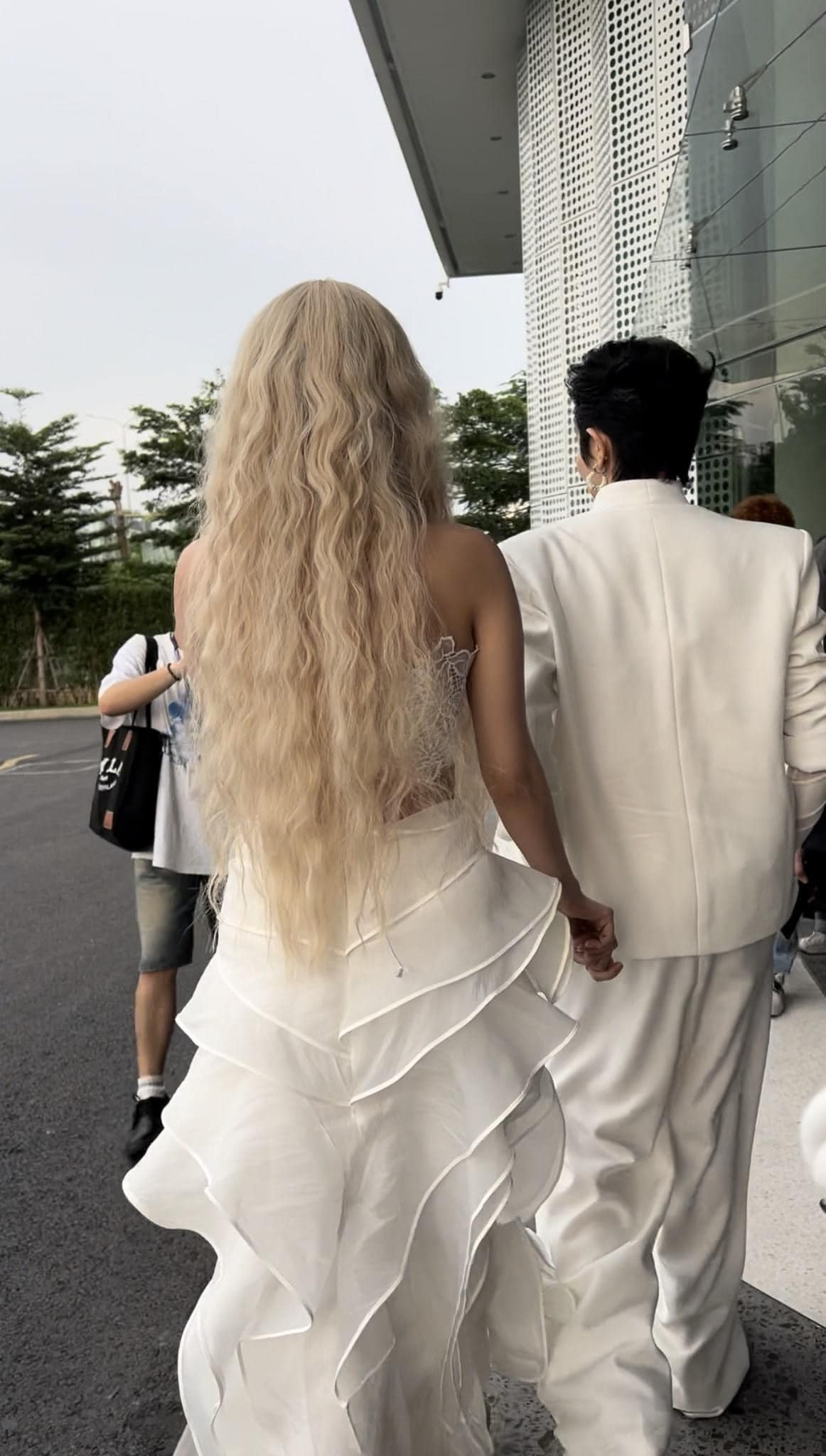 Xoài Non mặc bratop ren kết hợp chân váy, trong khi Gil Lê lịch lãm với suit.