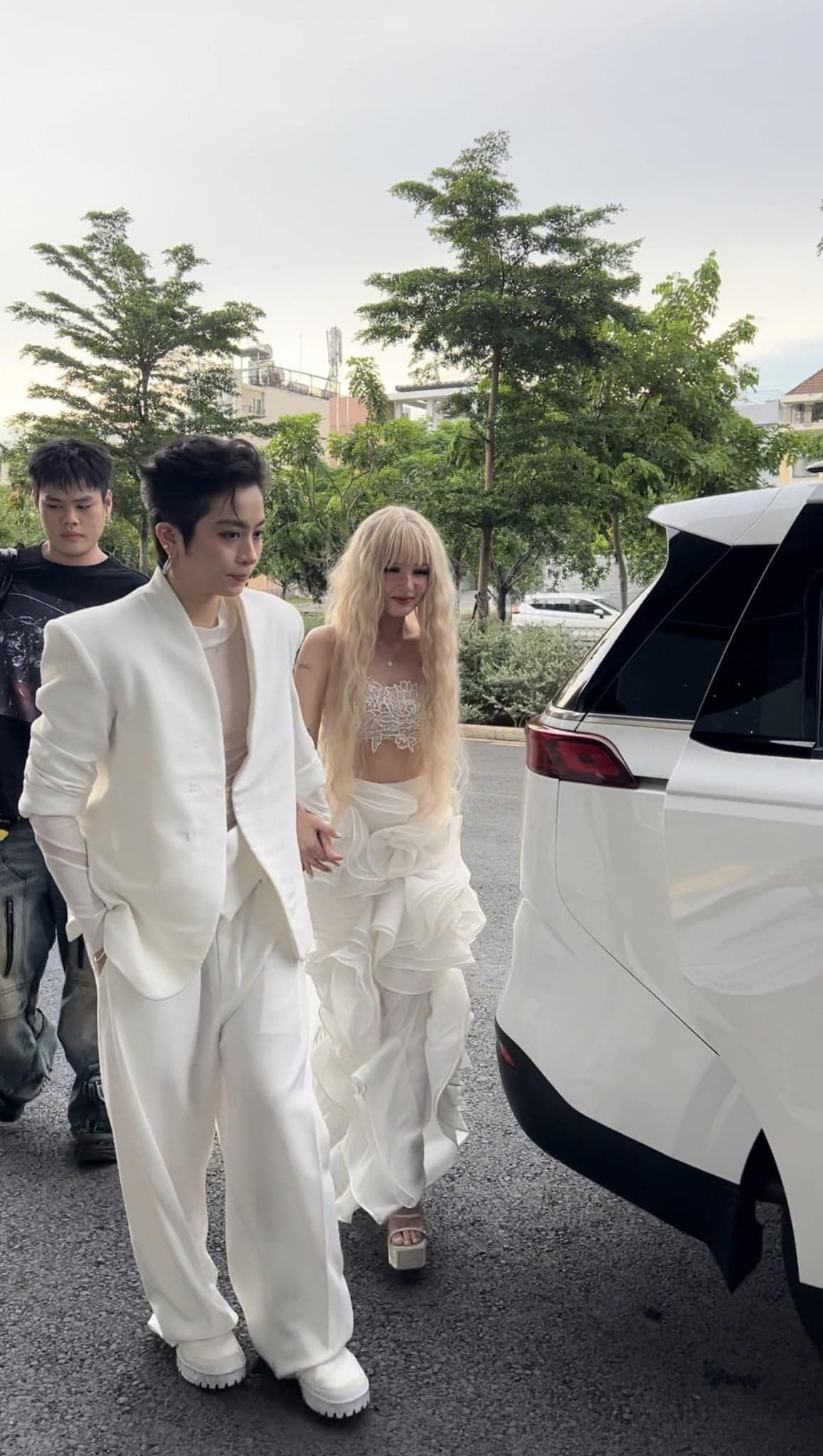 Cả hai diện trang phục trắng đồng điệu, không ngần ngại nắm tay nhau từ lúc xuống xe cho đến lúc bước lên thảm đỏ vào sự kiện.