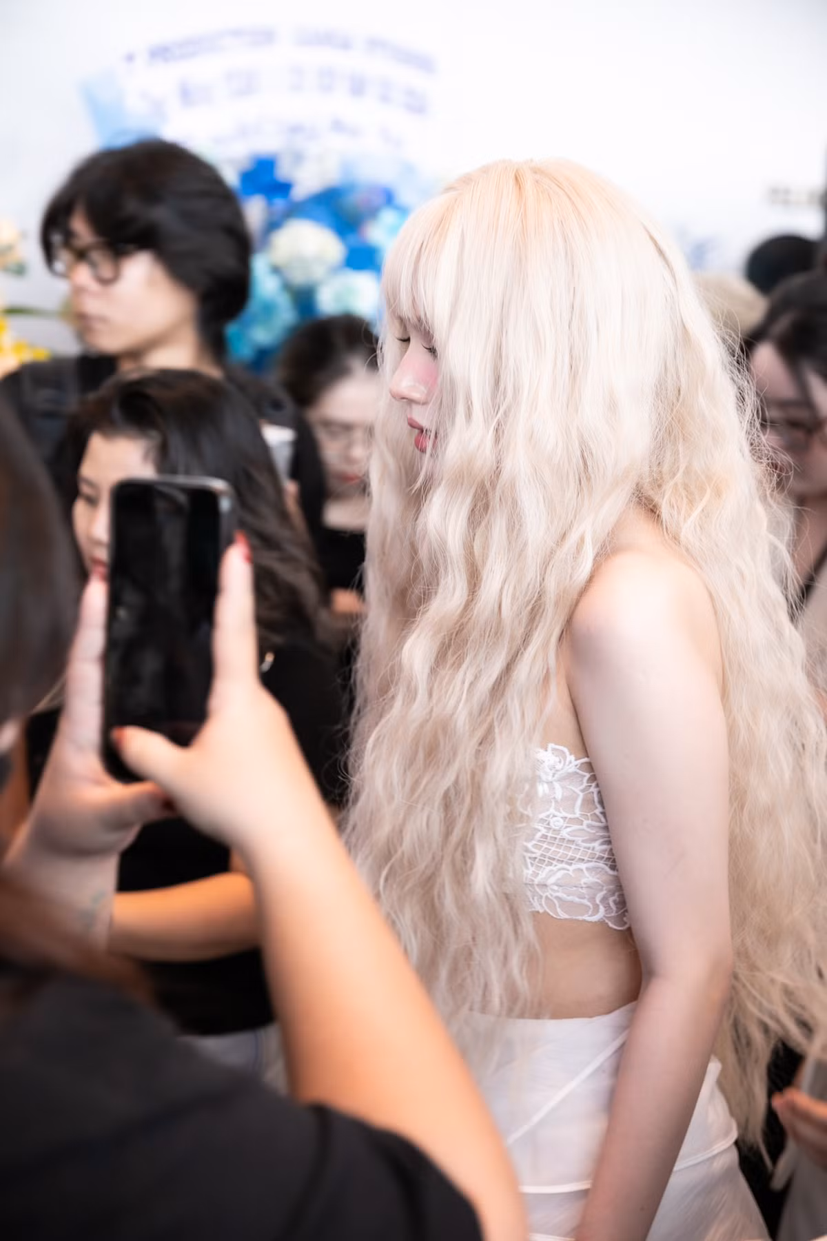 Khi Xoài Non bị vấp ngã, Gil Lê ngay lập tức có hành động quan tâm, đỡ lấy cô nàng, động viên hỏi han để Xoài Non bình tĩnh hơn.