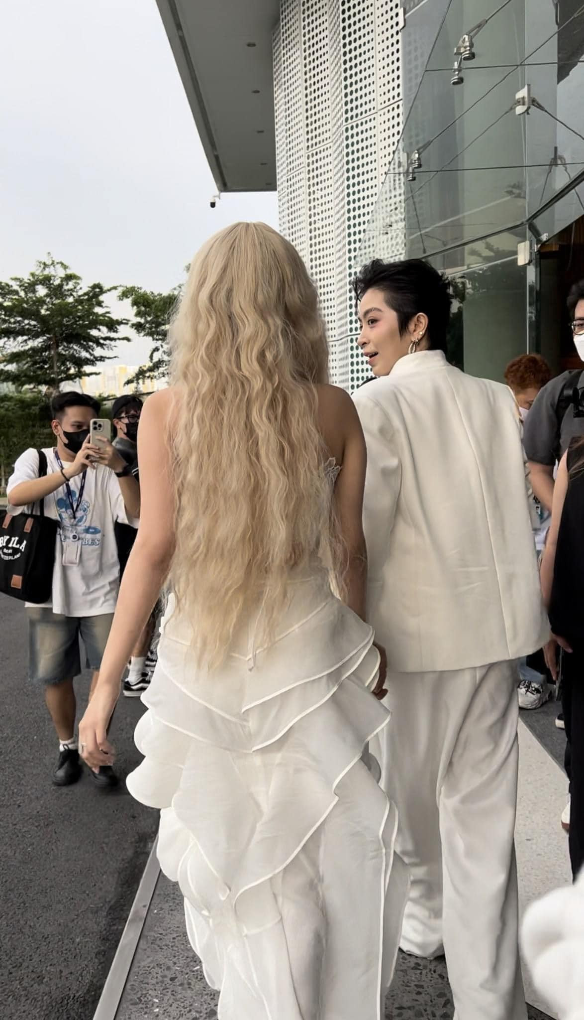 Xoài Non gây ấn tượng với mái tóc màu bạch kim xoăn sóng dài.