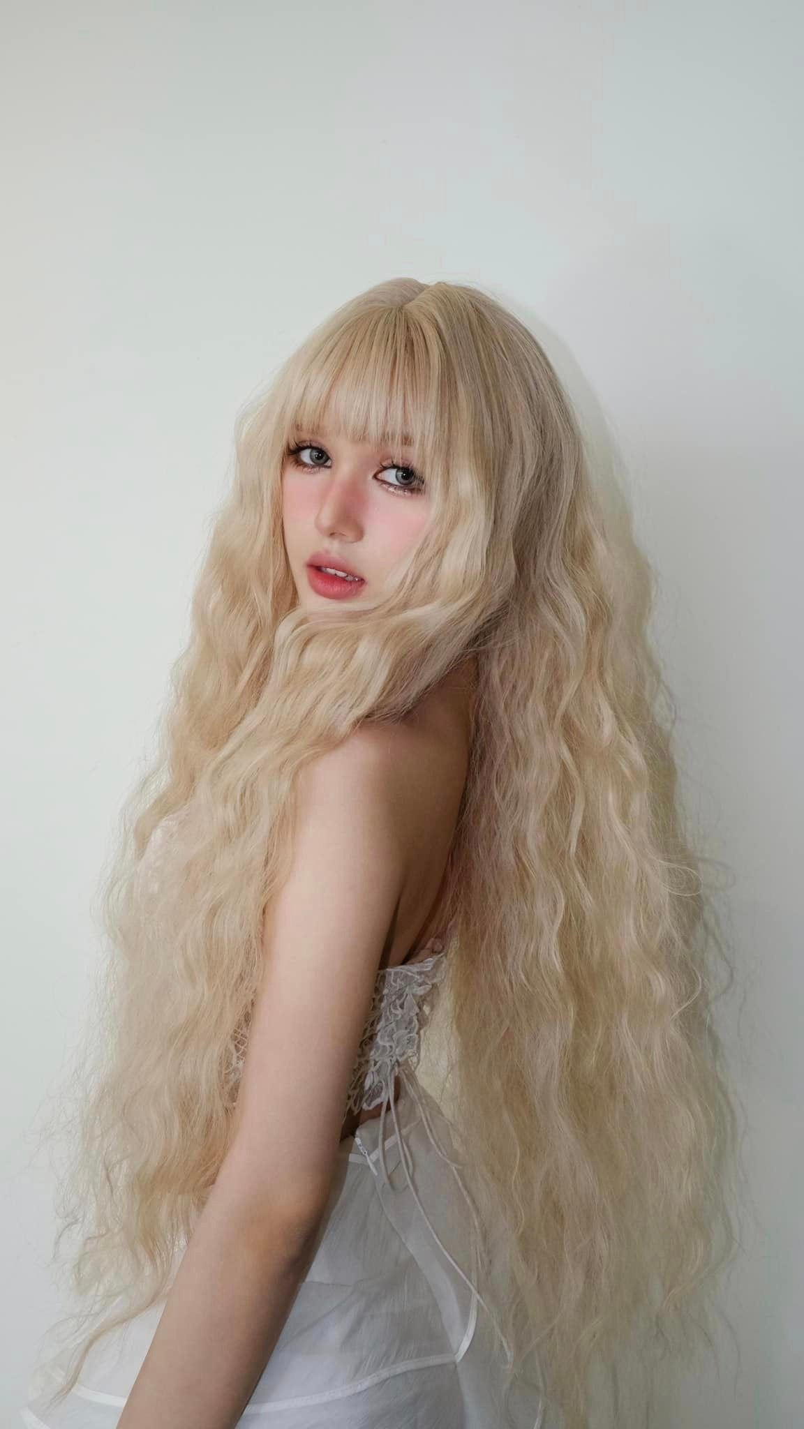 Lựa chọn tone trang điểm hồng cát tone lên đường nét trên gương mặt, Xoài Non cân được mọi góc ảnh.