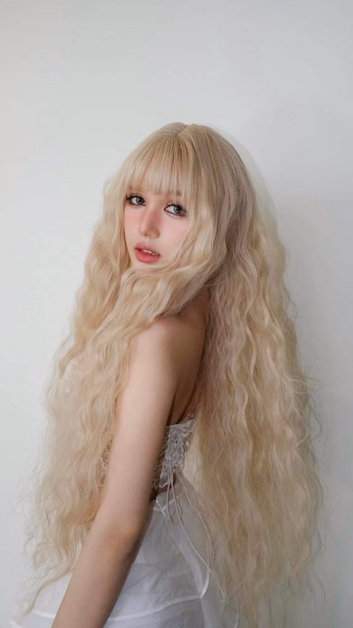 Lựa chọn tone trang điểm hồng cát tone lên đường nét trên gương mặt, Xoài Non cân được mọi góc ảnh.