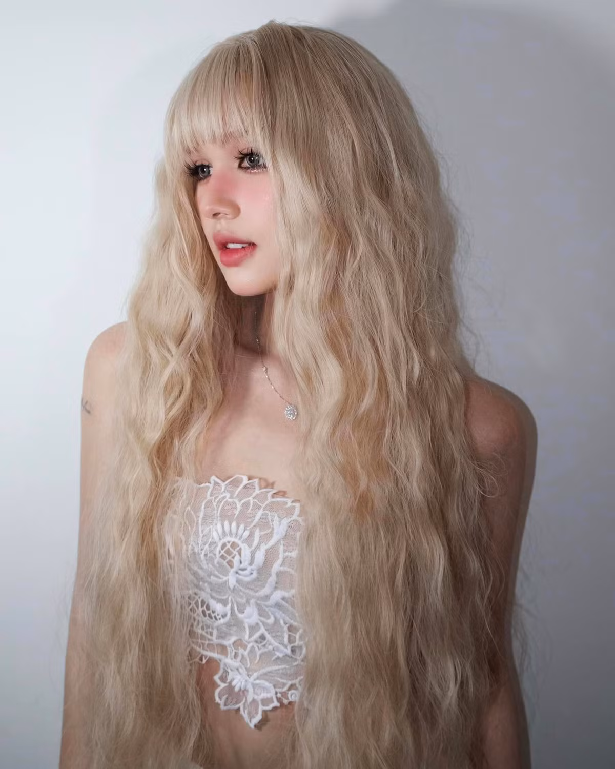 Mới đây trên trang cá nhân, Xoài Non đã chính thức thả xích loạt ảnh cô nàng diện outfit đi thảm đỏ ngày hôm đó cùng Gil Lê.