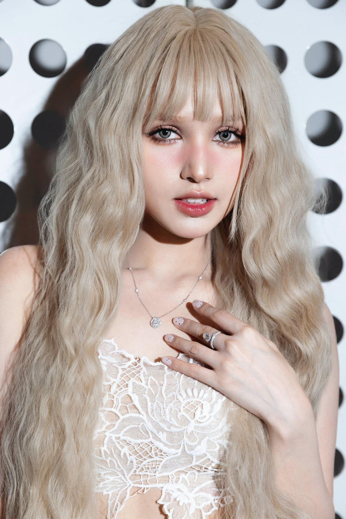 Trong buổi họp báo, Gil Lê và Xoài Non diện đồ trắng đồng điệu với nhau, cả 2 luôn ở cạnh nhau như hình với bóng. Đây là lần đầu cả 2 xuất hiện công khai sau khi dính nghi vấn hẹn hò.