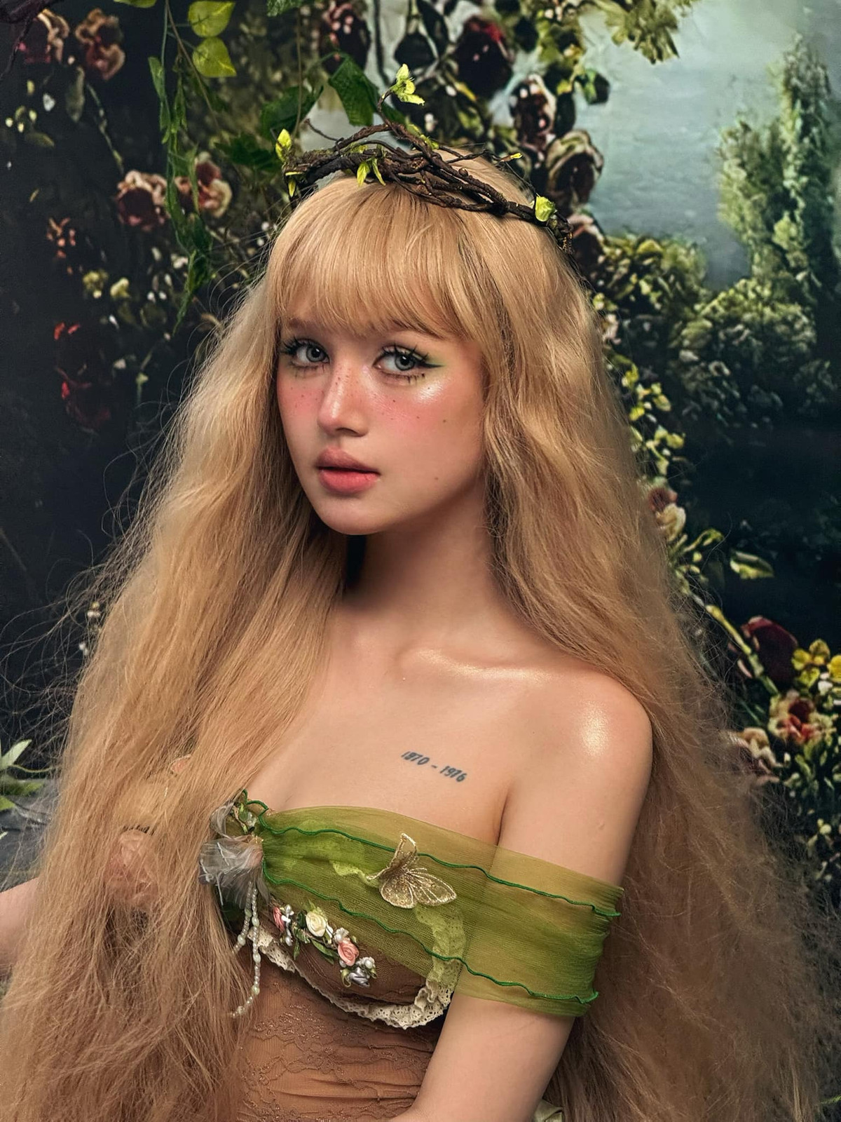 Trước đó, khi Xoài Non đăng tải loạt hình hóa thân thành tiên nữ rừng xanh, Gil Lê cũng đã vào phần bình luận để bày tỏ: "Đi đâu để tìm được bé tiên rừng này vậy?". Xoài Non nhanh chóng khẳng định tình cảm với Gil Lê: "Khỏi phải tìm vì bé tiên rừng này ở trog tim anh rồi."