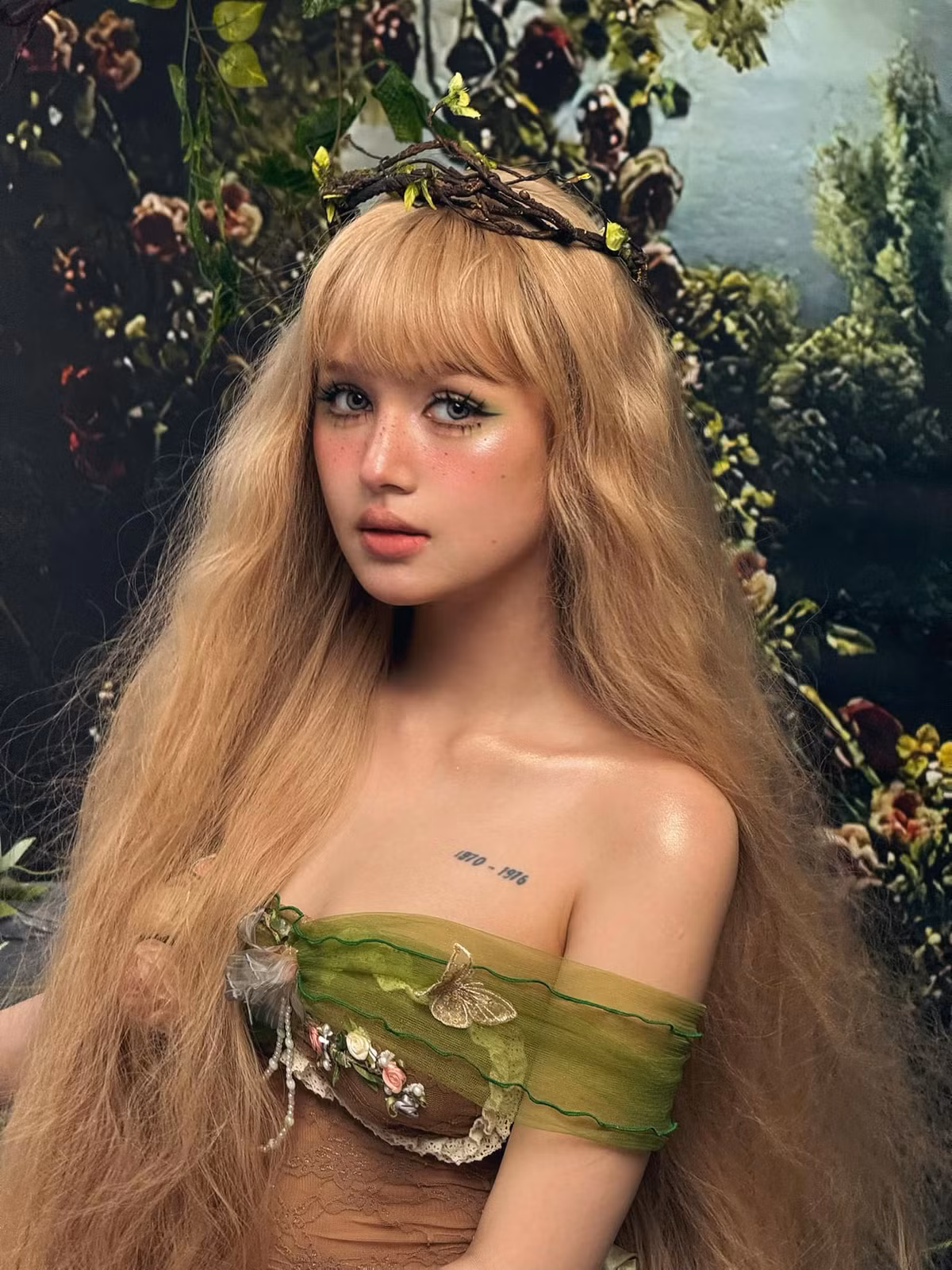 Trước đó, khi Xoài Non đăng tải loạt hình hóa thân thành tiên nữ rừng xanh, Gil Lê cũng đã vào phần bình luận để bày tỏ: "Đi đâu để tìm được bé tiên rừng này vậy?". Xoài Non nhanh chóng khẳng định tình cảm với Gil Lê: "Khỏi phải tìm vì bé tiên rừng này ở trog tim anh rồi."