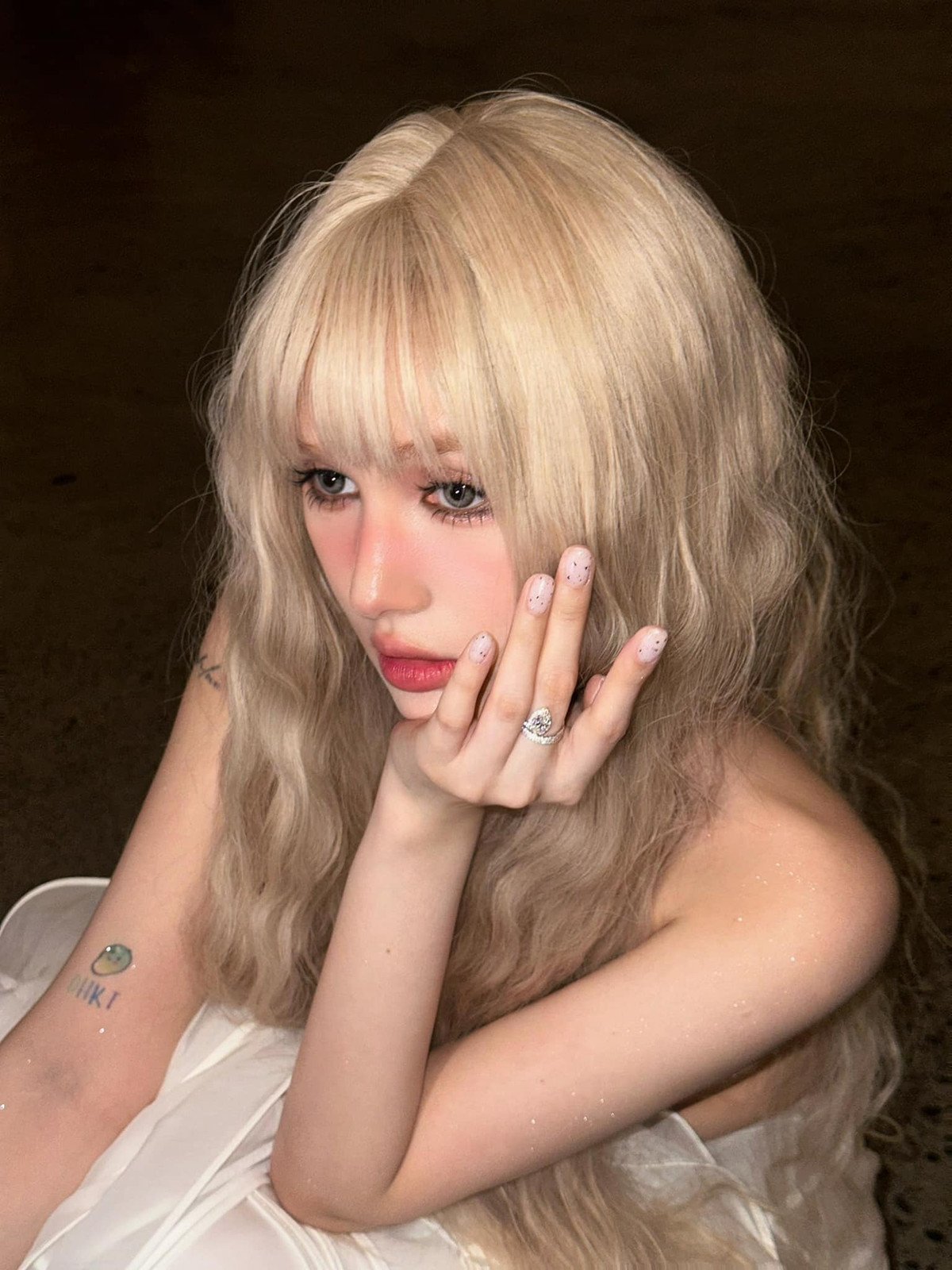 Cô nàng diện thiết kế set váy màu trắng với phần thân áo ống ren lạ mắt, chân váy với những đường uốn lượn điệu đà nhưng cũng vô cùng thanh lịch.