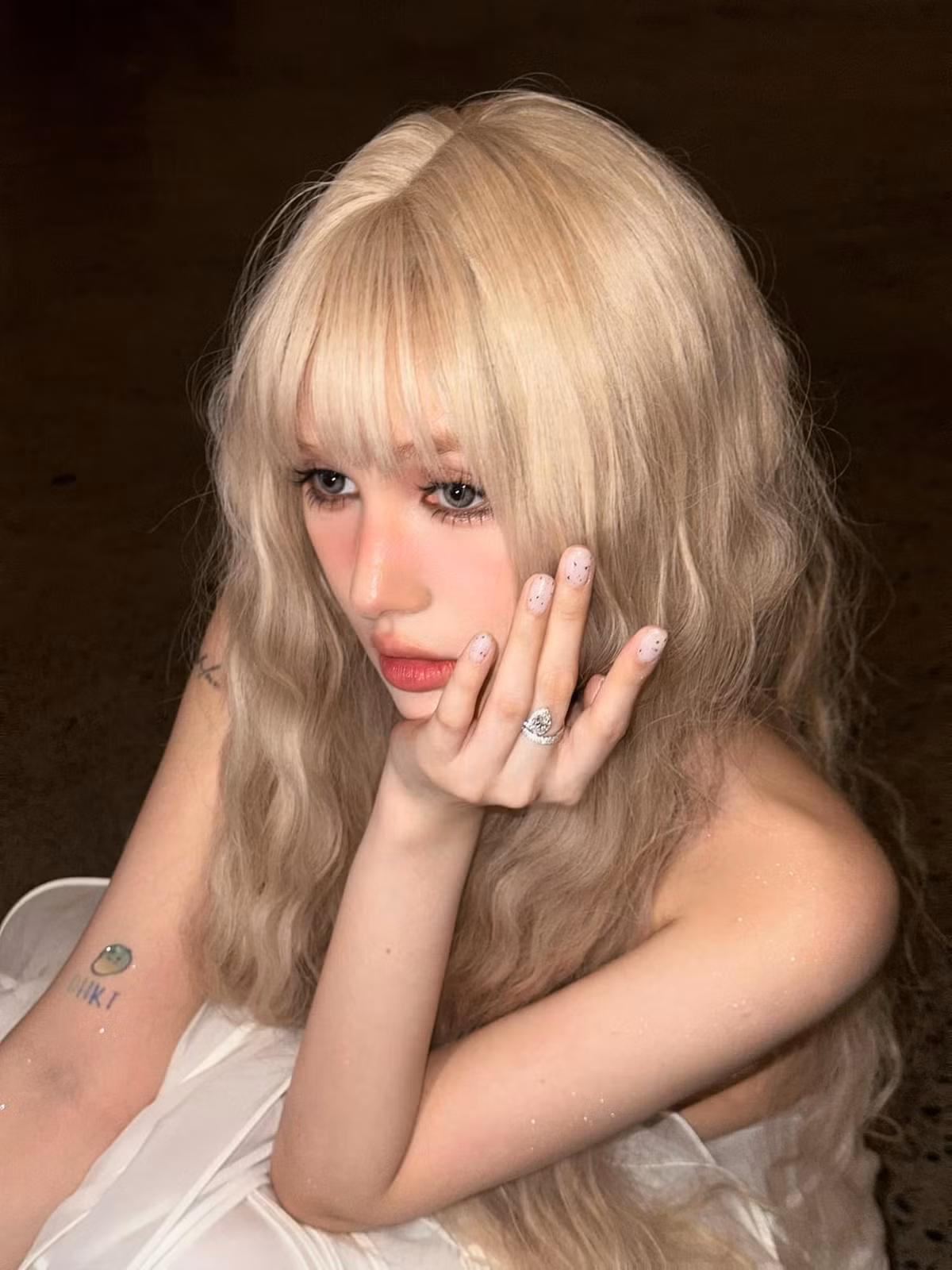 Cô nàng diện thiết kế set váy màu trắng với phần thân áo ống ren lạ mắt, chân váy với những đường uốn lượn điệu đà nhưng cũng vô cùng thanh lịch.