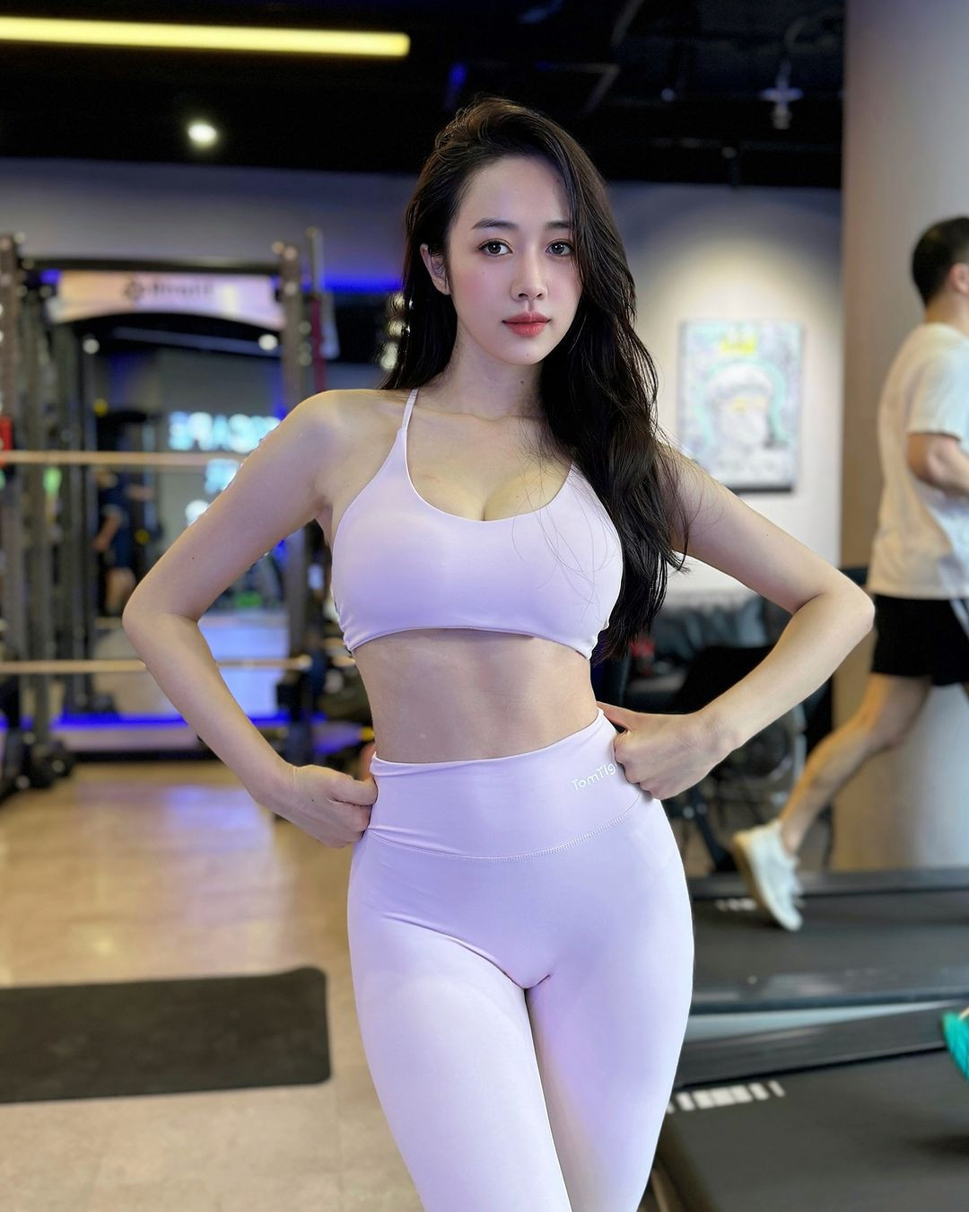 Trên trang cá nhân của mình, hot girl Quảng Ninh thường xuyên đăng tải những bức ảnh trong phòng tập gym hay tham gia các bộ môn thể thao như tennis.
