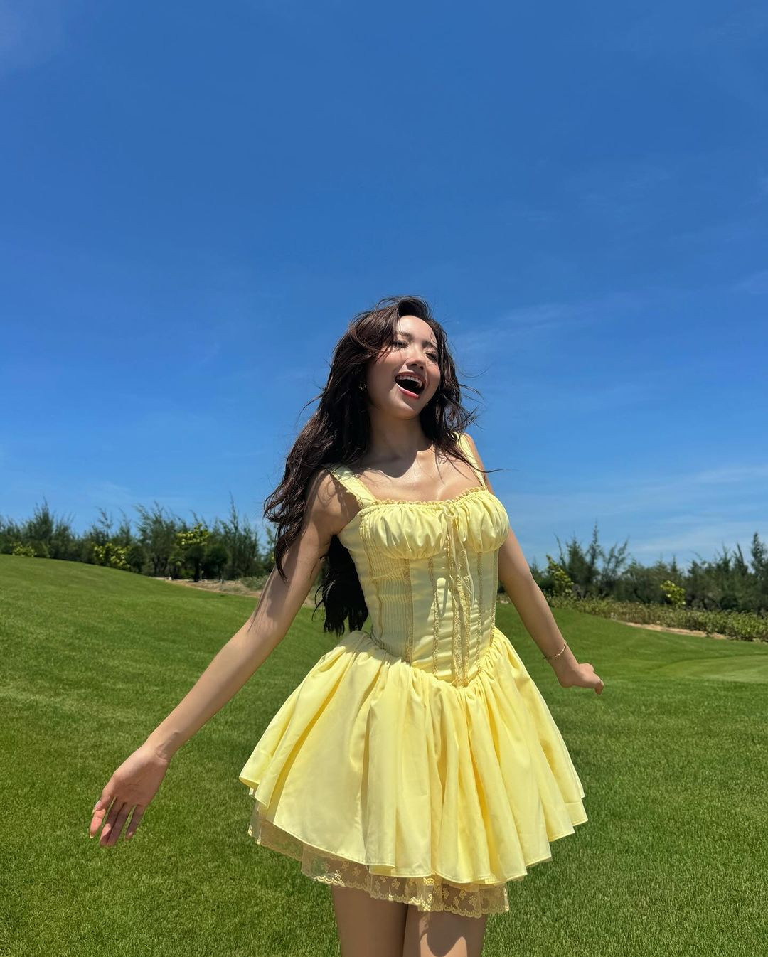 Sở hữu thân hình quyến rũ, Khánh Huyền nhanh chóng trở thành mẫu ảnh "ăn khách" của nhiều nhãn hàng thời trang.