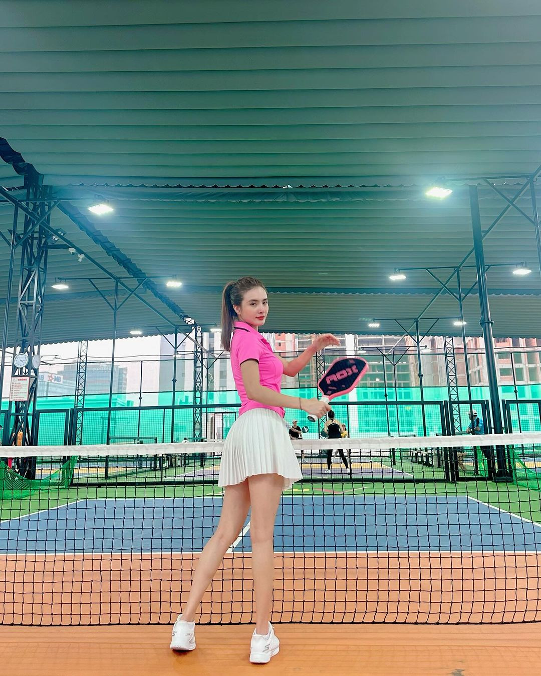 Cô nàng mặc chân váy ngắn màu trắng kết hợp với áo thể thao sắc hồng trong buổi tập cách đây ít ngày.