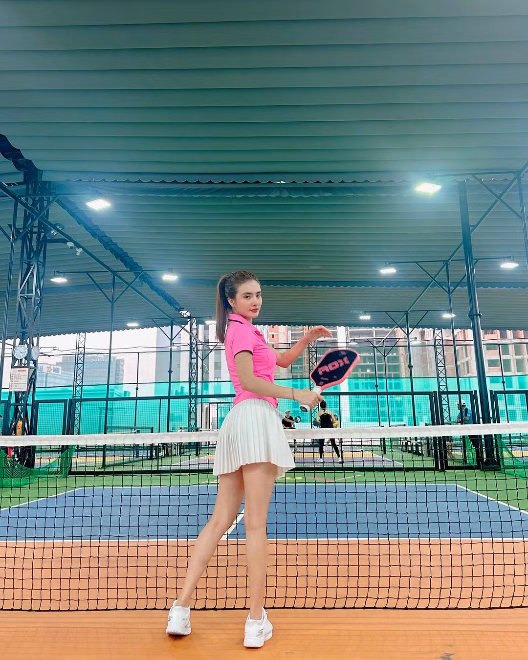 Cô nàng mặc chân váy ngắn màu trắng kết hợp với áo thể thao sắc hồng trong buổi tập cách đây ít ngày.