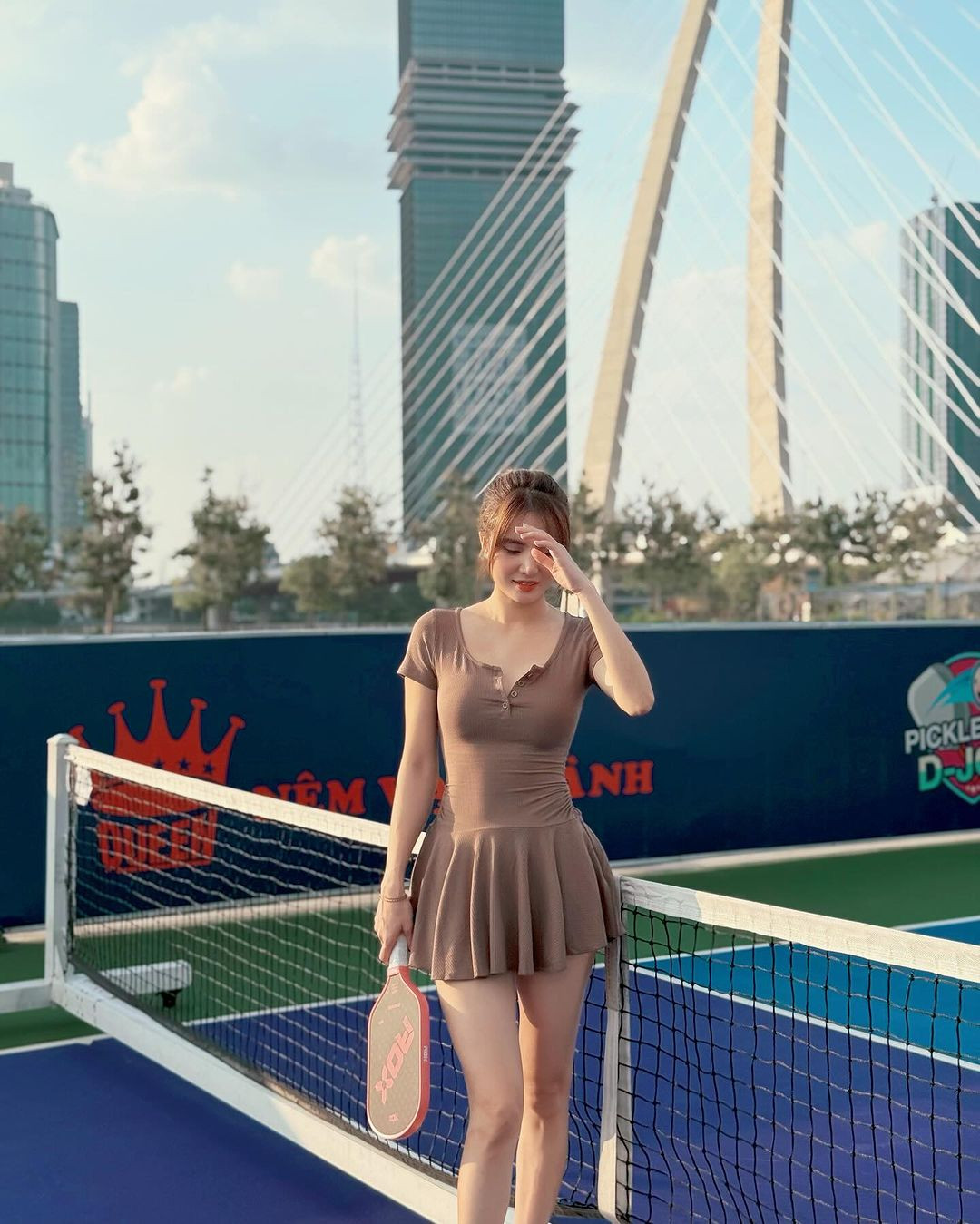 Lê Khánh Chi mới gia nhập bộ môn pickleball từ cuối tháng 9. Cô thường chọn những bộ đồ khỏe khoắn, trẻ trung khi ra sân.