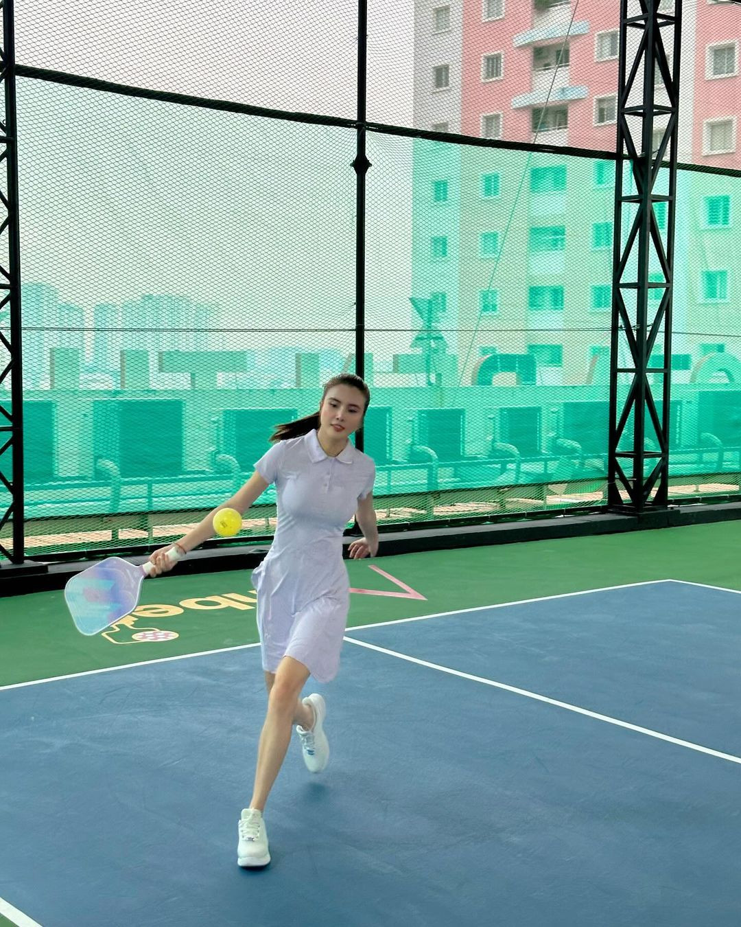 Chia sẻ khi đăng tải những tấm hình trên sân pickleball, Khánh Chị bày tỏ: Cô cho biết: "Làm những gì mình thích đó là tự do, thích những gì mình làm đó là hạnh phúc". (Ảnh: IGNV)