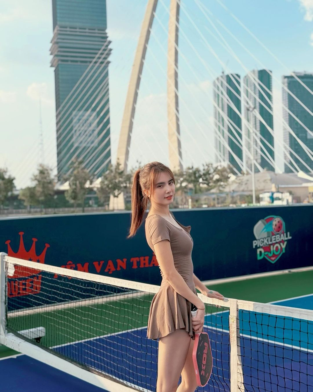 Trong loạt ảnh mới đây, cô nàng diện váy liền thân màu nâu, có phần xòe ở chân váy, khoe trọn đôi chân dài thon gọn.