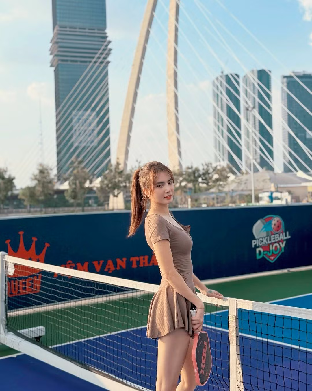 Trong loạt ảnh mới đây, cô nàng diện váy liền thân màu nâu, có phần xòe ở chân váy, khoe trọn đôi chân dài thon gọn.