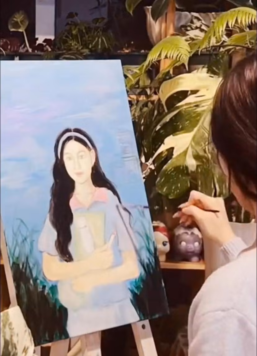 Lọ Lem phác họa chân dung của một cô gái, khiến nhiều người vô cùng tò mò không biết nhân vật chính của bức ảnh là ai.