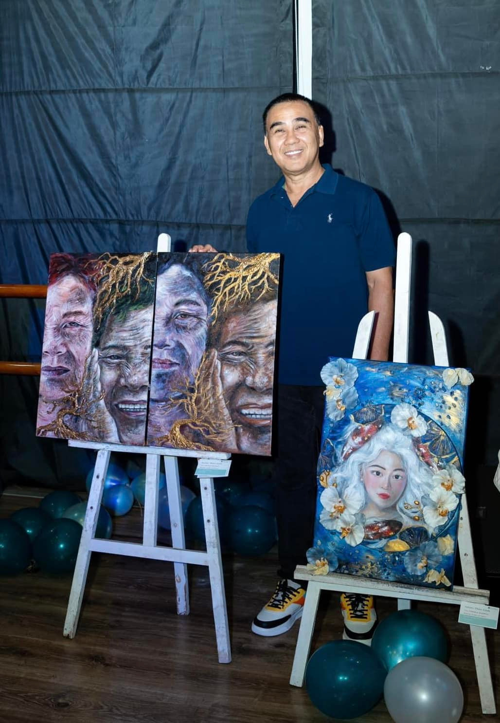 MC Quyền Linh tự hào chụp cùng những tác phẩm của con gái.